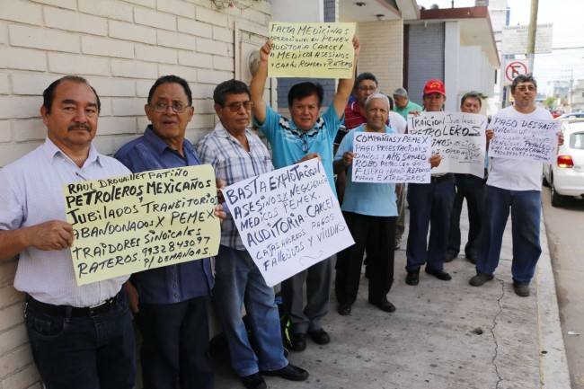 Pensionados y jubilados, piden su pago a Pemex