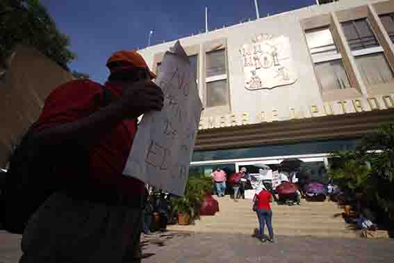 Protestan integrantes de CETET en Congreso