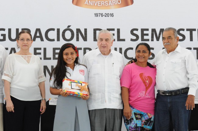 Equipan con 25 mil tabletas a bachilleres en semestre 2016-B