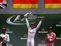 Rosberg acecha liderato