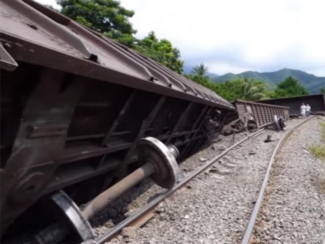 Descarrila un tren en Colima