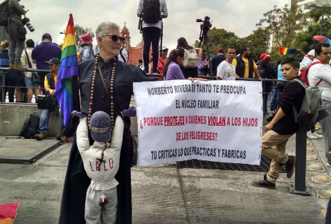 Deslindan de marchas al cardenal Rivera