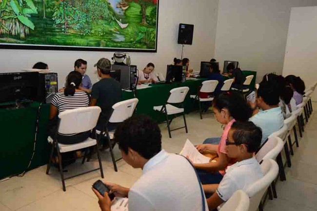 Tramitan jóvenes becas en Ayuntamiento de Centro