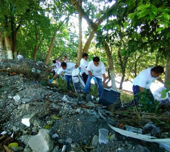 Recogen basura en la orilla del Puxcatán