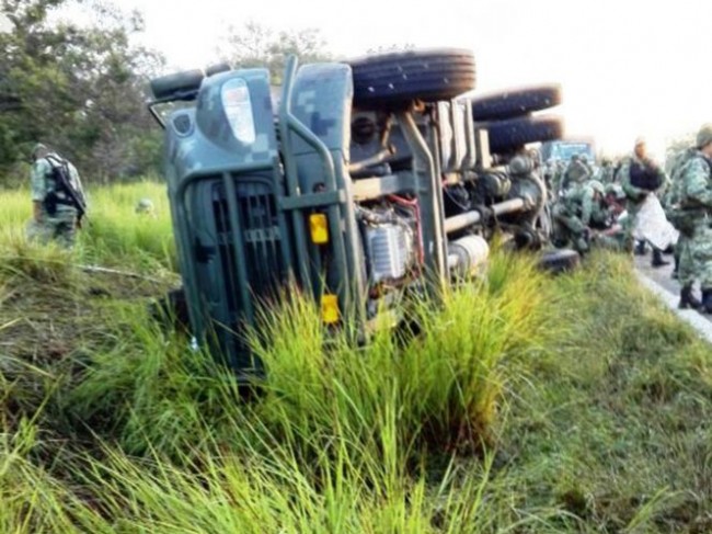 Vuelca un camión de Sedena en Tamaulipas