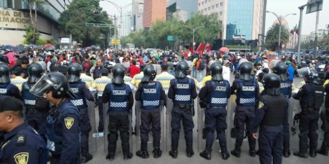 Se enfrentan maestros  de la CNTE y policías