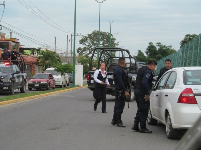 Apunta de pistola policías  corren a personal de la CFE