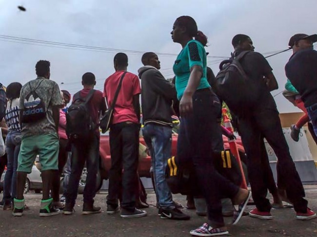 Atracan y abandonan a 50 migrantes de África