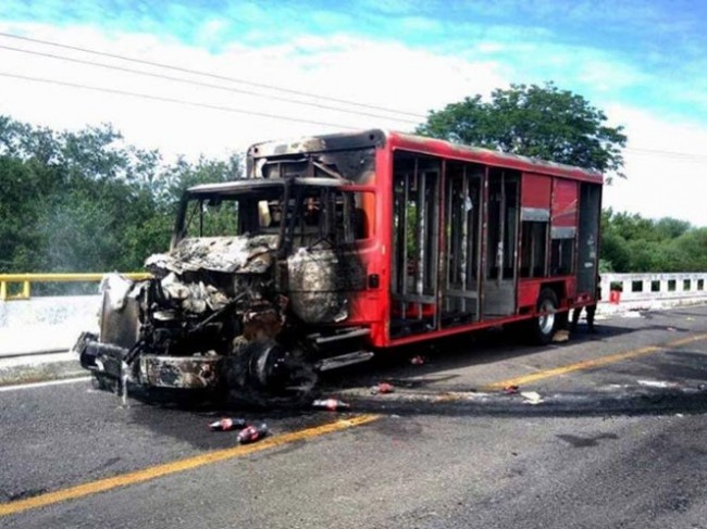 Comando ataca a policías e incendia camión refresquero