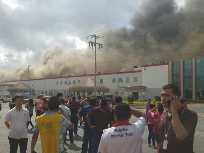 Desalojan a dos mil personas  por incendio en fábrica de NL