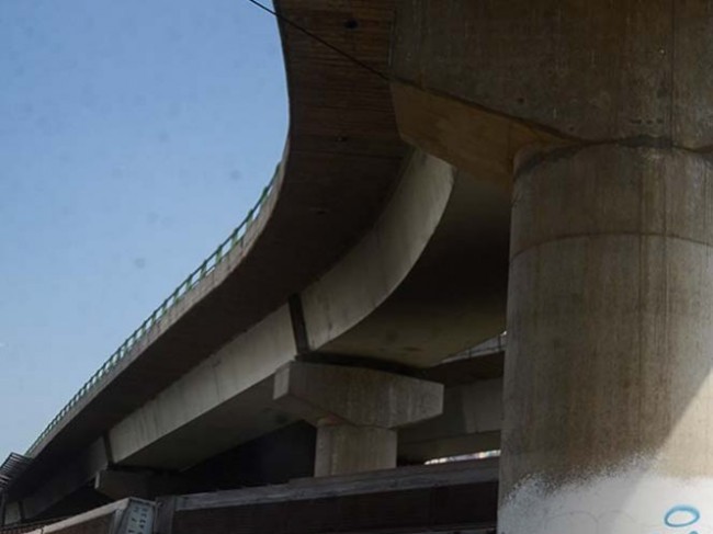 Joven se lanza desde puente y sobrevive