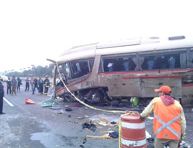 Volcadura de un autobús deja más de 10 lesionados