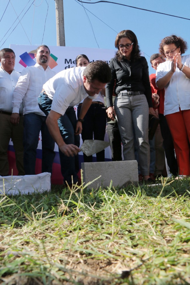 Coloca primera piedra de mercado público en villa Playas del Rosario