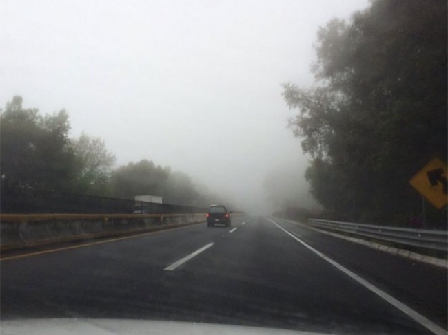 Mueren dos militares al volcar su auto