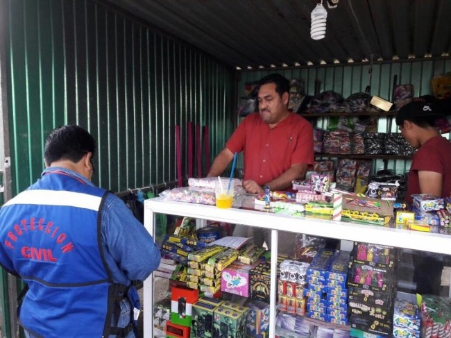 Supervisan tianguis de petardos