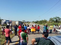 Bloquean carretera federal Cárdenas-Coatzacoalcos