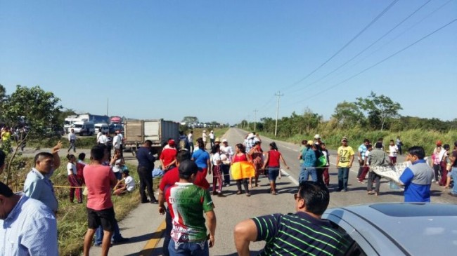 Bloquean carretera federal Cárdenas-Coatzacoalcos