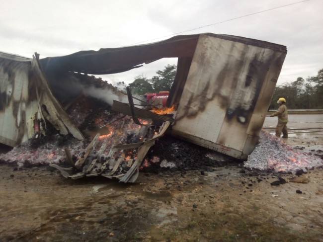 Se incendia tráiler cargado con carbón