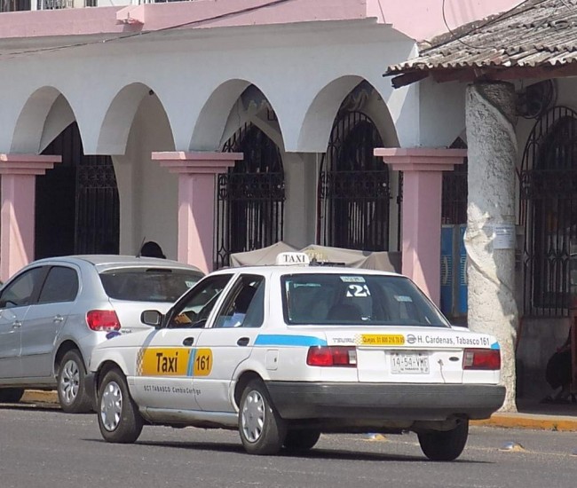 Abusan taxistas con subir costo del pasaje