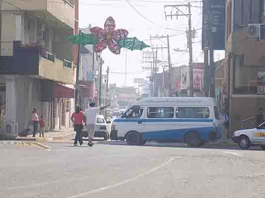 Sin autorización suben el costo del pasaje en combis