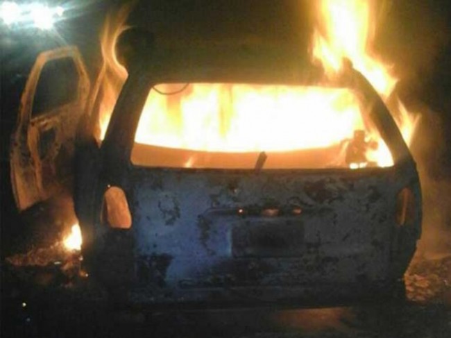 Hallan a dos calcinados en un auto