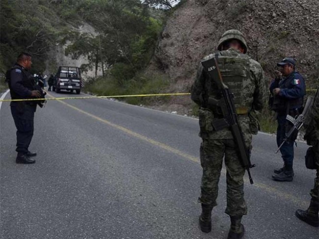 Abandonan seis cuerpos en carretera de Guerrero