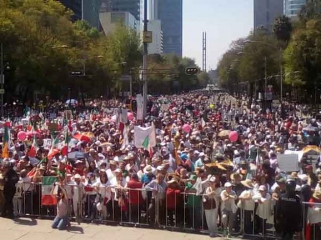 Más de 20 mil marchan contra Trump