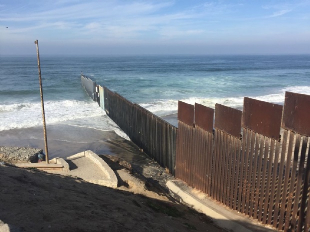 Refuerzan muro fronterizo en Tijuana con malla de alambre