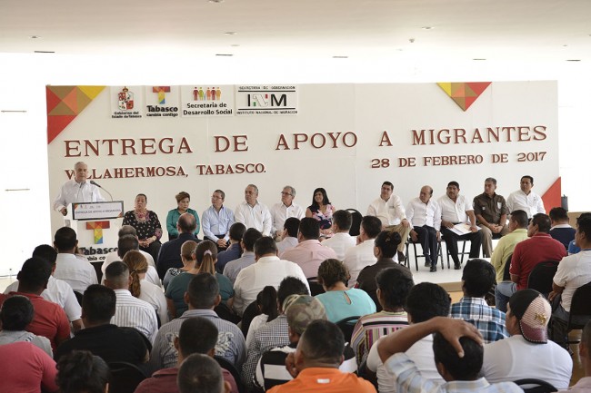 Entrega Núñez apoyo a los migrantes