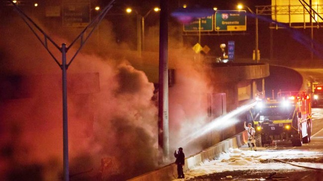 Colapsa puente por enorme incendio