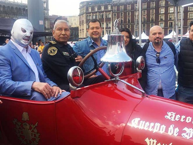 Exhiben 500 autos en el Zócalo