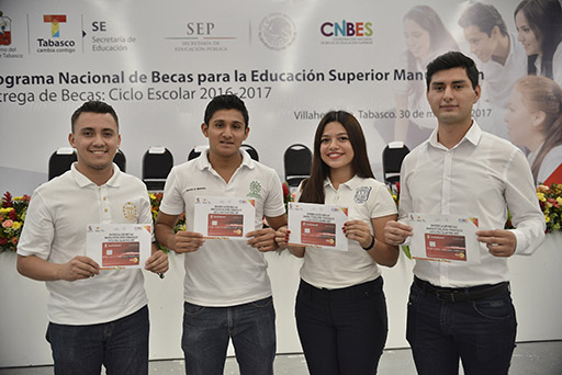 Entregan becas a 7 mil 567 estudiantes de nivel superior