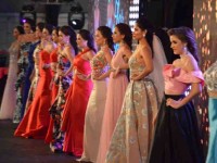 Elegancia en el desfile de modas de embajadoras