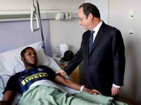 Hollande visita  policías heridos