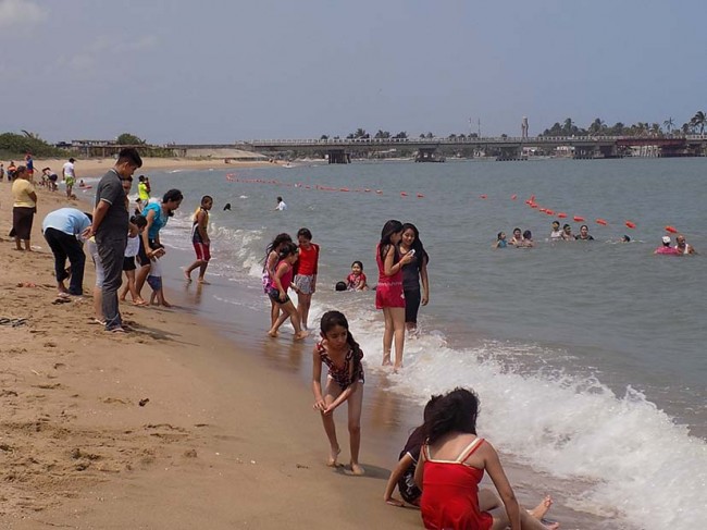 Invaden playas turistas