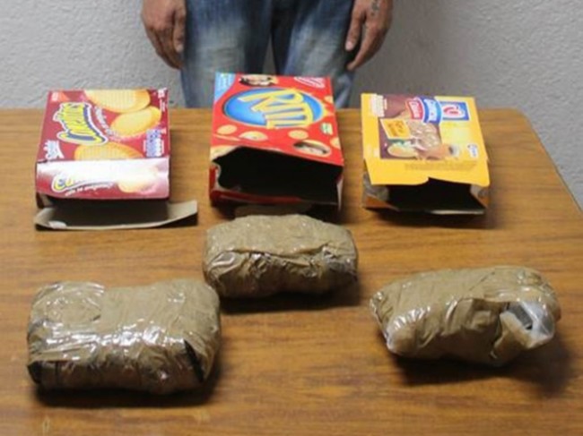 Trató de meter ‘mota’ en cajas con galletas