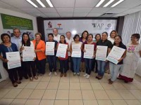 Entregan becas a jóvenes egresadas de Universidad Intercultural de Tabasco