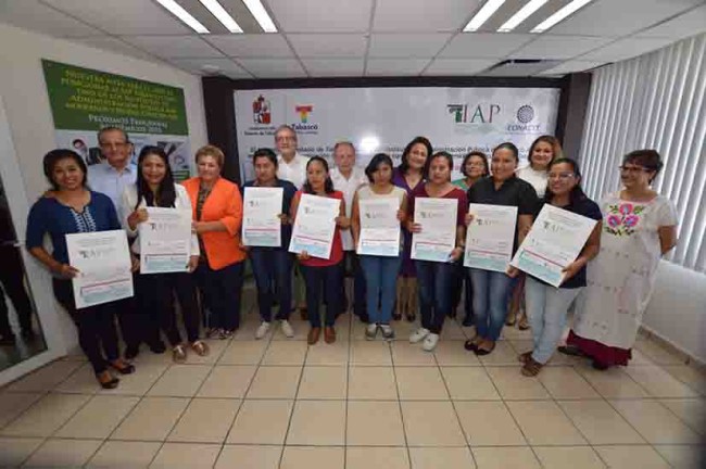 Entregan becas a jóvenes egresadas de Universidad Intercultural de Tabasco