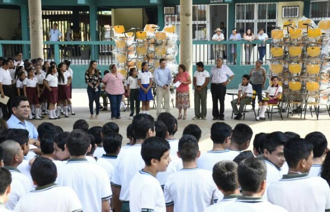 Reciben escuelas mobiliario escolar