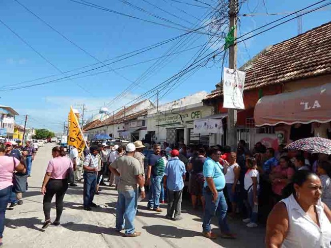 COMALCALCO, TAB.- La gran devastación del amarillamiento letal a zonas copreras así como la moniliaisis en el cacao ha  generado reacciones de parte de los productores que exigen a la SAGARPA apoyo urgente manifestando que las acciones de Sanidad Vegetal, no han dado los resultados ya que la enfermedad avanza de los afectos de plagas  como la ardilla, el picudos y la propia  contaminación. De ahí que copreros de este municipio urgieron al dirigente de la Unión Regional de Productores de Coco (URPC)  y al de la Asociación Local de Productores de Coco  atiendan sus demandas de petición de costales, insumos, herramientas y plantas híbridas, para restablecer cocoteros ante su paulatino exterminio por el amarillamiento letal en plantaciones de coco. Bajo argumento de que el sector se encuentra desprotegido desde hace varios años, al grado de que no ha podido salir totalmente de la debacle, los productores especificaron que no hay esperanzas de desarrollo para este sector, porque incluso la fábrica de la unión de productores, no han podido salir airosos después de la perdidas cuantiosas que les produjo los problemas  de la planta de Oleaginosas. Mientras que los socios productores de este consorcio, tales como Benito López, Roberto Barrada y Bertino Selvan, quienes han dicho que “Son perdida tras perdida, pues a los productores no les toca un remanente o de perdida un litro de aceite o jabón de coco, ahí andamos prestando costales, pero si vamos a pagar las consecuencias por el incendio a la bodega, pues queremos cuentas claras de los ingresos que genera el edificio que le alquilan a conocida tienda de autoconsumo, entre otras entradas”. Evelsaìn de la Cruz Ruiz, socio productor desde hace más de 40 años, con 900 acciones en su poder y con 74 años de edad, destaco que a pesar de que los lideres conocen la situación real de este sector productivo, han recibido pocos beneficios de las instancias federales, estatales y municipales. Por su parte Roberto Barrada acuso; que “Estamos sufriendo en carne propia la debacle de nuestro sector que con tanto esfuerzo logramos construir, porque nuestros dirigentes no han podido sacarle mayor provecho.