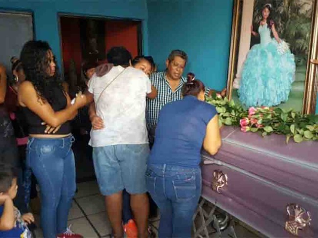 Dan familiares y amigos  último adiós a Leslie