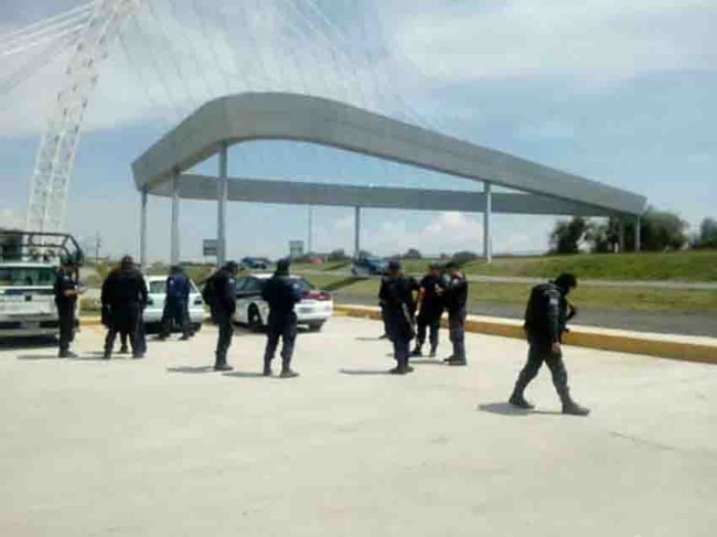 Se enfrentan huachicoleros a uniformados en Puebla