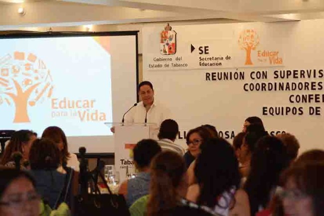 Preparar a estudiantes  para triunfar en la vida,  el reto dice Ángel Solís