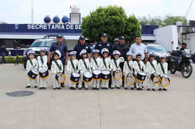 Reciben a integrantes  de Banda de Guerra