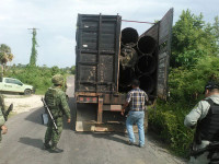 Asegura Ejército un tractocamión