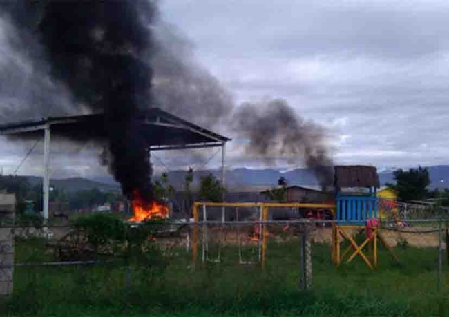 Enfrentamiento deja 2 muertos; incendian casas y vehículos