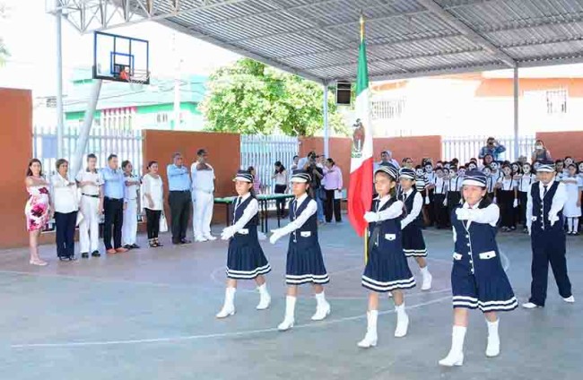 Trabajar en equipo para mejorar la educación: Solís