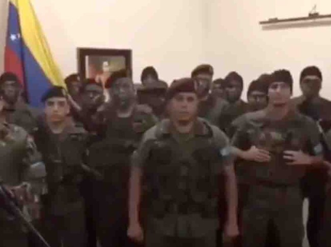 Llaman militares a desconocer a Maduro