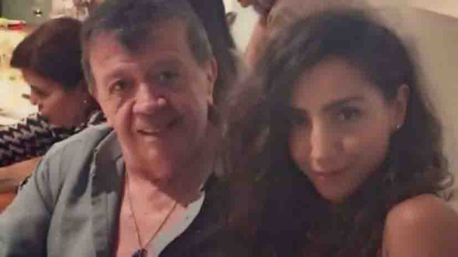 Posa con  ‘Chabelo’ y gana fama