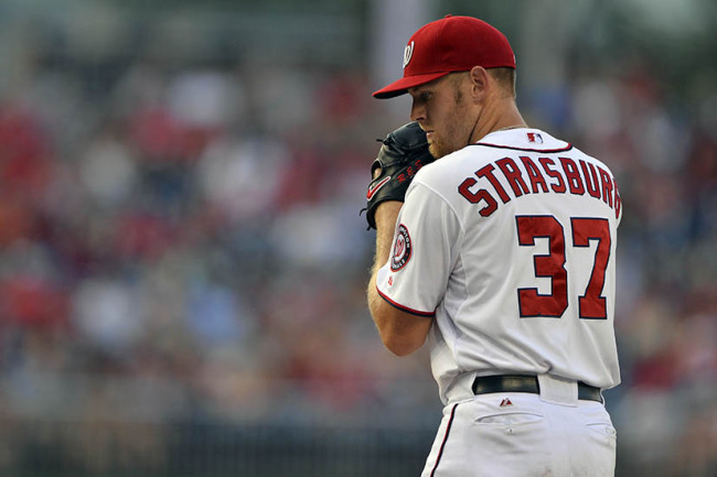 Strasburg lanzó completo y conectó home run